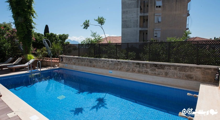 نمای استخر روباز هتل دژاوو